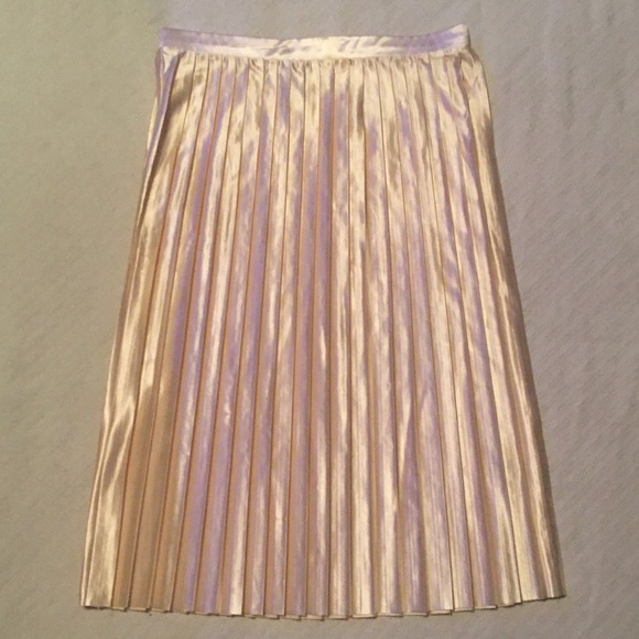 Beautiful Cream Pleated Skirt - Size Medium - Picture 1 of 4